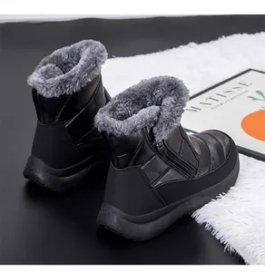 Detailansicht der wasserdichten Schneestiefel mit Seitenreißverschluss und Plüschfutter