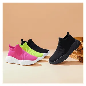 Dettaglio di sneakers a calzino per bambini in rosa, verde e nero con suole spesse