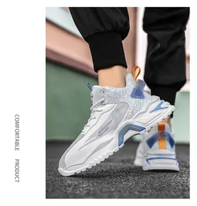 Detail von High-Top-Sportschuhen mit blauem Schaltungsmuster und TIDE SHOES Branding