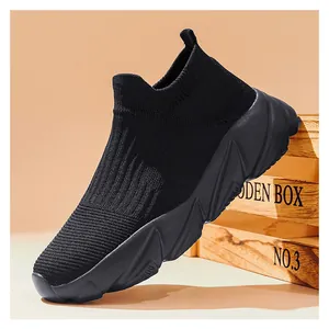 Dettaglio delle sneakers a calzino nere alte con suole geometriche spesse e moderne