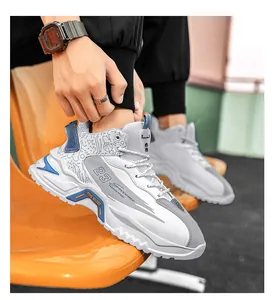 Detailansicht grauer High-Top-Sneaker mit blauen TPU-Akzenten auf orangefarbenen Sitzen