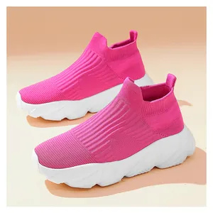 Dettaglio macro del tessuto in maglia rosa traspirante e del colletto flessibile