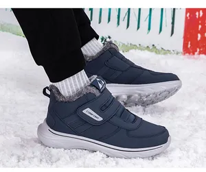 Détail de la doublure en fourrure synthétique et velcro sur bottes d'hiver bleues homme