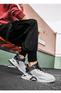 Details der Herren Chunky-Sportschuhe mit Seiten-Nummerierung und rutschfester dicker Sohle