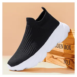 Vista dettagliata delle sneakers in maglia nera con suola spessa bianca a onde
