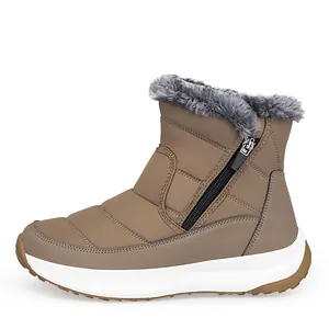 Seitenansicht der khakifarbenen Schneestiefel mit Steppmuster, Pelzkragen und Reißverschluss