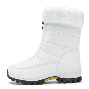 Detail van witte gewatteerde sneeuwlaarzen met imitatiebont en een rits aan de voorzijde
