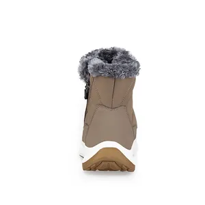 Rückansicht von khakifarbenen Winterstiefeln mit grauem Pelzfutter und seitlichem Reißverschluss