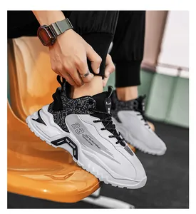 Detailansicht des Chunky-Sneakers mit der Nummer 23 und grauem Patchwork-Design