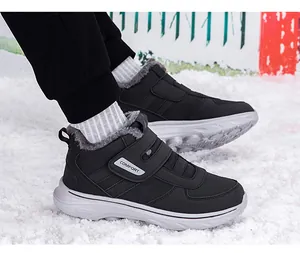 Détail des bottes de neige d'hiver avec doublure chaude en fourrure et bride velcro
