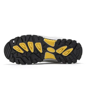 Detail van de zwart-gele antislip rubberen zool voor duurzame winterse sneeuwlaarzen