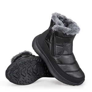 Detailansicht der Camouflage-Schneestiefel mit warmem Kunstpelzbesatz und rutschfester Sohle