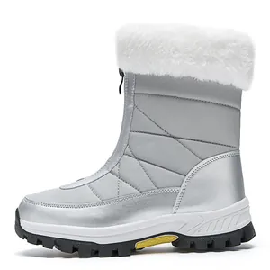 Detail van zilveren sneeuwlaarzen met witte imitatiebontkraag en ritssluiting voor
