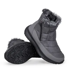 Detailansicht grauer Schneestiefel mit seitlichem Reißverschluss und rutschfester Sohle