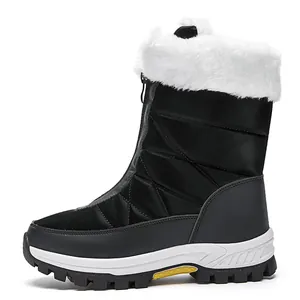 Detail van waterdichte gewatteerde snowboots met wit imitatiebont en rits vooraan