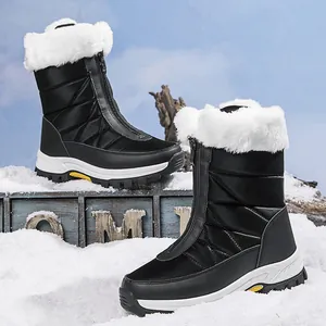 Detail van waterdichte wintersneeuwlaarzen met rits aan de voorkant en pluche voering