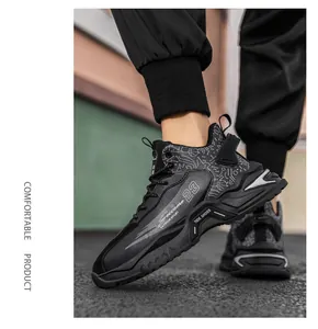 Nahaufnahme schwarzer Chunky-Sneaker mit stoßdämpfender Plateausohle und Schriftzug