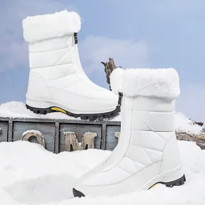Detail van witte sneeuwlaarzen met imitatiebont en zware antislip rubberen zolen