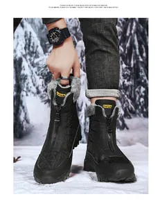 Detalle de botas de nieve impermeables para hombre con cremallera frontal y forro de piel