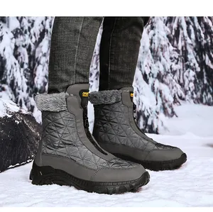 Detalle de botas de nieve grises con cremallera frontal y forro de piel sintética en nieve