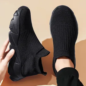 Sneakers da donna in maglia nera traspirante con suola spessa in gomma geometrica