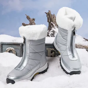 Detail van zilveren sneeuwlaarzen met warme voering van imitatiebont en rits vooraan