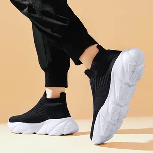 Sneaker in maglia nera con suola platform bianca per un comfort leggero e quotidiano