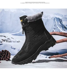 Detalle de bota de nieve negra con cremallera frontal y forro grueso de piel sintética