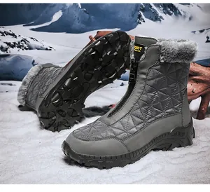 Detalle de botas de nieve para invierno con tela acolchada y suela de goma antideslizante