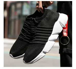 Gros plan de la basket en maille respirante noire avec semelle texturée blanche