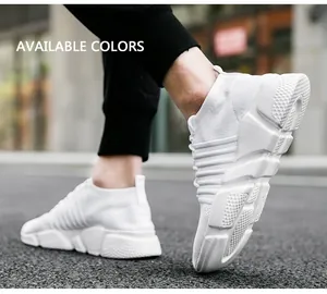 Vue de rue de baskets en tricot blanc avec semelles épaisses antidérapantes alvéolées
