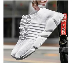 Détail d'une basket blanche en maille respirante avec semelle texturée et tige en mesh