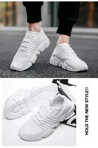 Gros plan de baskets en maille blanche avec semelle antidérapante épaisse et lacets