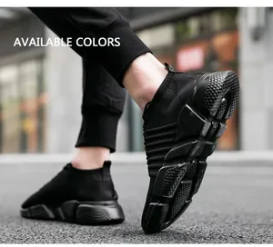 Gros plan de baskets chaussettes noires avec semelles épaisses en milieu urbain