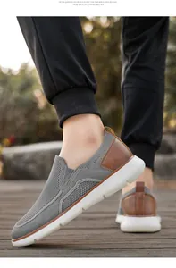 Nahaufnahme grauer Strick-Loafer mit braunem Lederdetail und dicker weißer Gummisohle