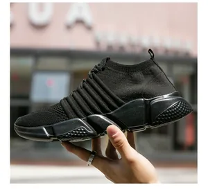 Détail d'une basket chaussette noire en tricot avec tige en mesh et semelle en caoutchouc