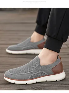 Outdoor-Aufnahme von grauen Herren-Loafers mit braunem Leder an der Ferse