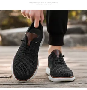 Detaillierte Nahaufnahme der schwarzen Mesh-Sneaker mit weißer Sohle und braunem Lederbesatz