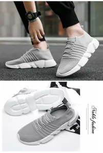 Détail de baskets en tricot gris montrant la semelle antidérapante et la maille respirante