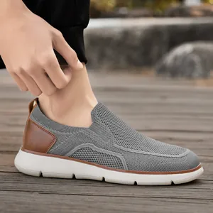 Mocassins en maille grise respirante pour hommes avec détail de talon marron