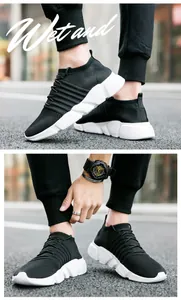Détail de la tige en maille respirante et semelle épaisse ondulée sur baskets de sport
