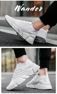 Gros plan de chaussures de sport en tricot blanc avec semelle épaisse antidérapante