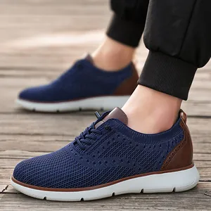 Marineblaue Herren-Sneaker aus Flyknit mit braunen Lederdetails und weißer dicker Sohle