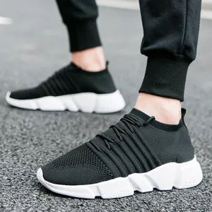 Baskets en maille noire pour hommes avec semelle blanche épaisse et détails nervurés