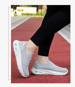 Détail macro de la chaussure de marche grise respirante sur une piste d'athlétisme