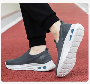 Gros plan de chaussures en maille respirante sans lacets sur une piste rouge
