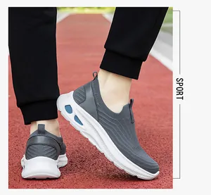 Détail d'une chaussure de marche grise en maille respirante avec semelle blanche épaisse