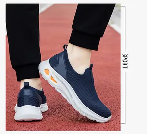 Détail de chaussures de marche en mesh bleu respirant sur une piste d'athlétisme