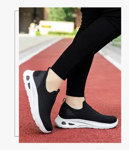 Vue latérale de chaussures de marche noires en maille sans lacets pour femme sur piste