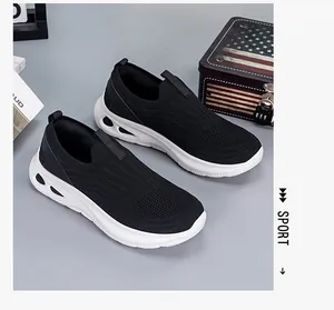 Détail du tissu en maille respirant et du design slip-on sur les baskets noires